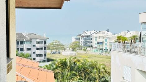 Apartamento em condomínio à uma quadra do mar.