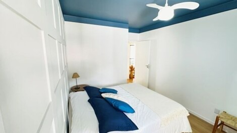 Apartamento em condomínio à uma quadra do mar.