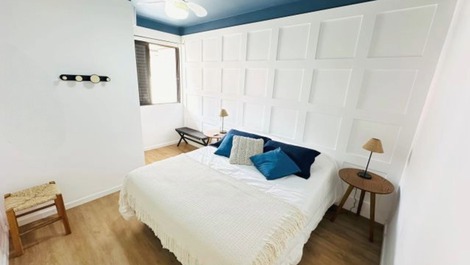 Apartamento em condomínio à uma quadra do mar.