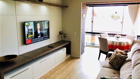 Apartamento em condomínio à uma quadra do mar.
