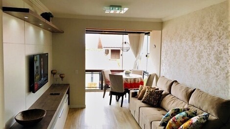 Apartamento em condomínio à uma quadra do mar.