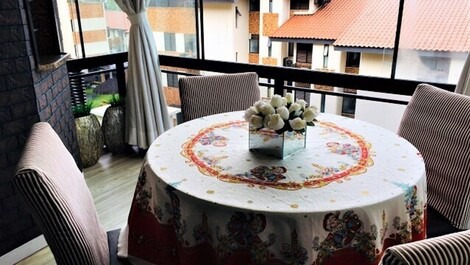 Apartamento em condomínio à uma quadra do mar.