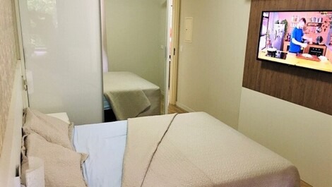Apartamento em condomínio à uma quadra do mar.