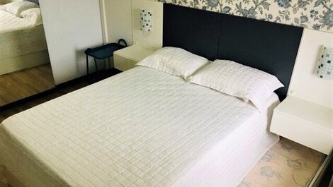 Apartamento em condomínio à uma quadra do mar.
