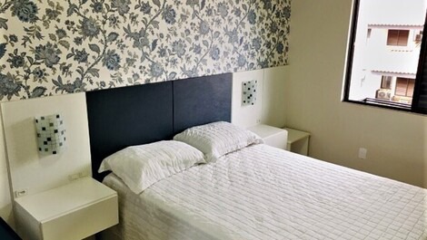 Apartamento em condomínio à uma quadra do mar.