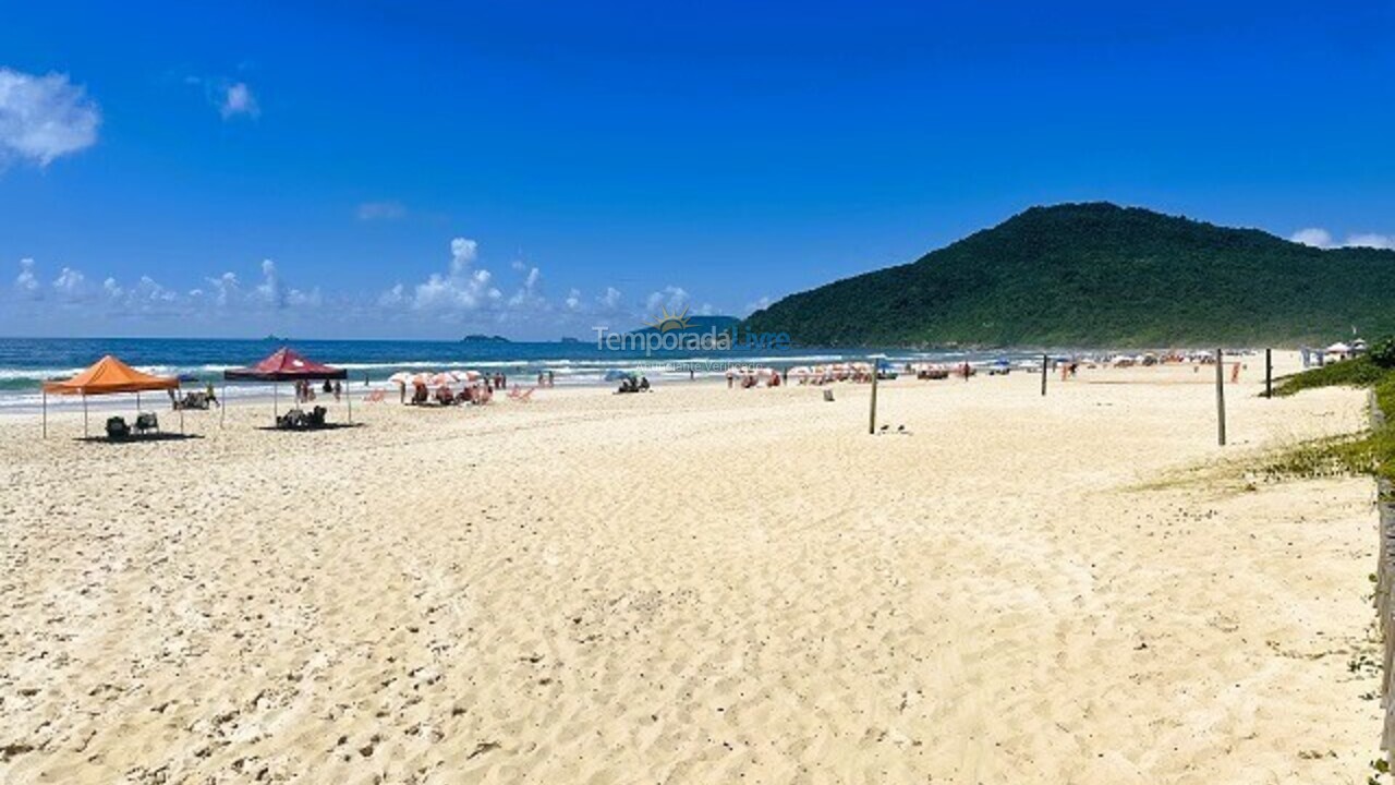 Apartamento para aluguel de temporada em Florianópolis (Praia Brava)