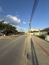 ÓTIMA CASA FRENTE PRO MAR, 5 DORMITÓRIOS, AC em 4, WI-FI, 4 GARAGENS