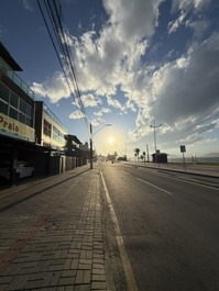 ÓTIMA CASA FRENTE PRO MAR, 5 DORMITÓRIOS, AC em 4, WI-FI, 4 GARAGENS