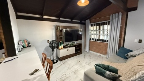 ÓTIMA CASA FRENTE PRO MAR, 5 DORMITÓRIOS, AC em 4, WI-FI, 4 GARAGENS