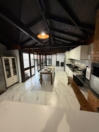 ÓTIMA CASA FRENTE PRO MAR, 5 DORMITÓRIOS, AC em 4, WI-FI, 4 GARAGENS