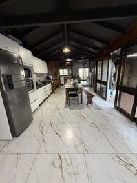 ÓTIMA CASA FRENTE PRO MAR, 5 DORMITÓRIOS, AC em 4, WI-FI, 4 GARAGENS