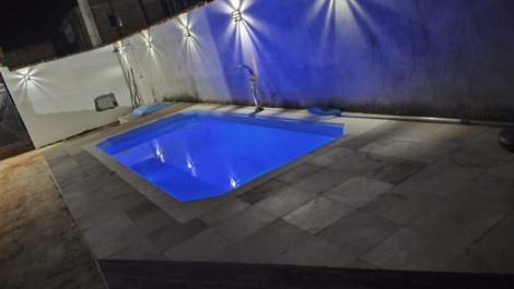 Vista da piscina iluminada