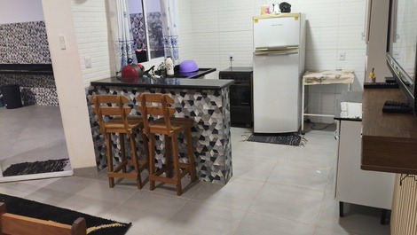 Vista da cozinha com mais uma geladeira  duplex