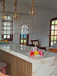 Cozinha integrada com a sala de jantar e visitas 