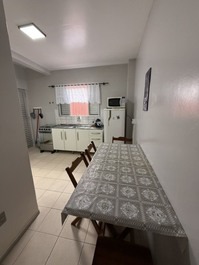 Ótima Kitinete com AC, 50m do mar na Enseada