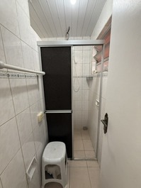 Ótima Kitinete com AC, 50m do mar na Enseada
