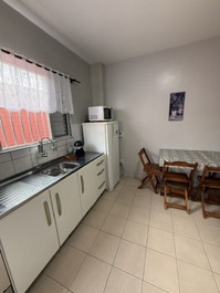 Ótima Kitinete com AC, 50m do mar na Enseada