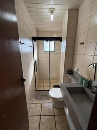 ÓTIMO APARTAMENTO A 70M DO MAR, AC, ÁGUA DE POÇO