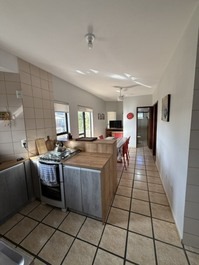 Ótimo apartamento na Prainha, 50m da prainha