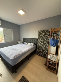 Beautiful Kitinete with AC, WI-FI, garage, 250m from Prainha