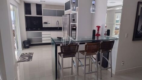 4 bedrooms, 2 suites, 2 parking spaces | Meia Praia