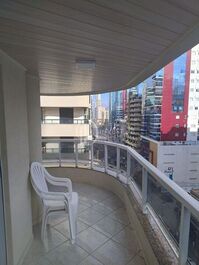 2 suites, 1 dormitorio, 2 estacionamientos | Meia Praia