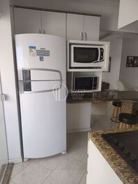 2 suites, 1 dormitorio, 2 estacionamientos | Meia Praia