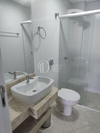 2 suites, 1 dormitorio, 2 estacionamientos | Meia Praia