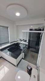 3 suites, 1 powder room, 2 parking spaces