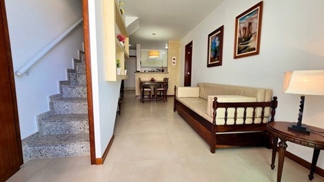 Sala em dois ambientes com a escada de acesso ao segundo andar