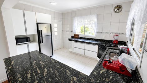 🎭🌴 Country house in Mogi das Cruzes, swimming pool with hot tub, 1 hour from São Paulo