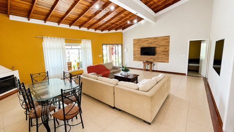 🎭🌴 Country house in Mogi das Cruzes, swimming pool with hot tub, 1 hour from São Paulo