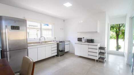 Casa alto padrão em Mariscal com piscina. REF 145