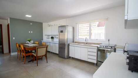 Casa alto padrão em Mariscal com piscina. REF 145