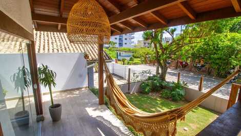 Casa alto padrão em Mariscal com piscina. REF 145