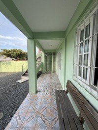 Apartamento de dois quartos na Enseada a 50m do mar