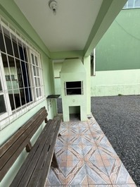 Apartamento de dois quartos na Enseada a 50m do mar