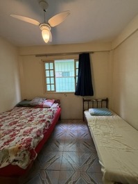 Apartamento de dois quartos na Enseada a 50m do mar