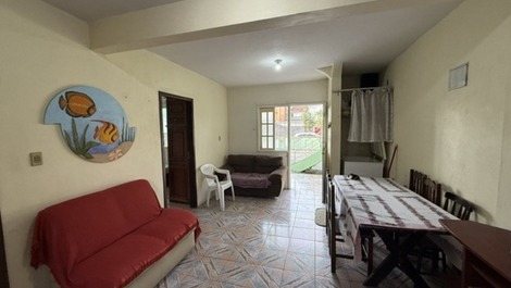 Apartamento de dois quartos na Enseada a 50m do mar