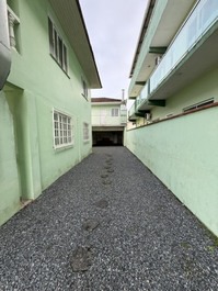 Bom apto em ótima localização, churrasqueira, 50m do mar