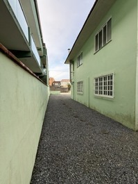Bom apto em ótima localização, churrasqueira, 50m do mar