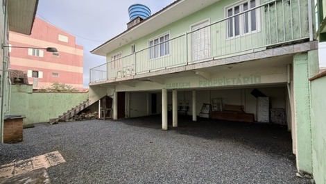 Bom apto em ótima localização, churrasqueira, 50m do mar
