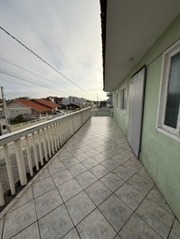 Bom apto em ótima localização, churrasqueira, 50m do mar