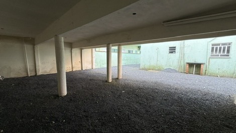 Bom apto em ótima localização, churrasqueira, 50m do mar