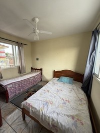 Bom apto em ótima localização, churrasqueira, 50m do mar