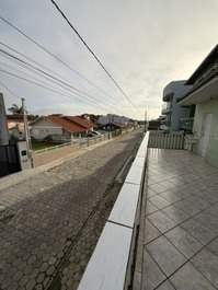Bom apto em ótima localização, churrasqueira, 50m do mar