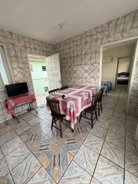 Bom apto em ótima localização, churrasqueira, 50m do mar