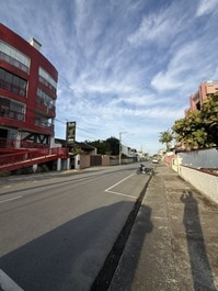 Bom apto em ótima localização, churrasqueira, 50m do mar