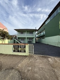 Bom apto em ótima localização, churrasqueira, 50m do mar