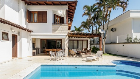 Mansion on the main avenue of Jurerê Internacional